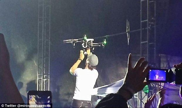 Enrique Inglesiasovi usekl létající dron prsty na pravé ruce! Zpěvák ale pokračoval v koncertu dál - Obrázek 3 Foto: 