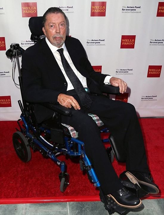 Tohle je smutný obrázek dnešních dní. Tim Curry na předávání Tony Award, které proběhlo před pár dny. Foto: 
