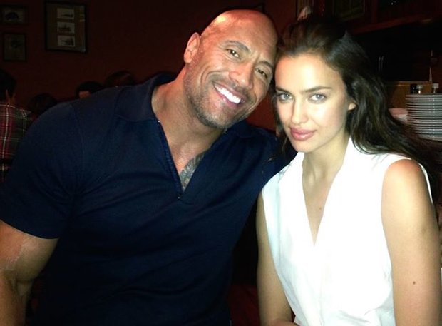 Irina Shayk má prý randit s bývalým wrestlingovým zápasníkem a hercem The Rockem! Foto: 