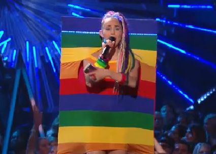Tady se Miley navlékla do duchové vlajky. Foto: 