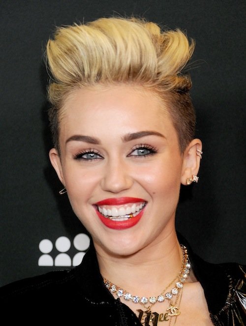 Miley má zlato na zubech... Foto: facebook