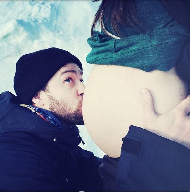 Justin Timberlake líbí těhotné bříško své manželky Foto: 