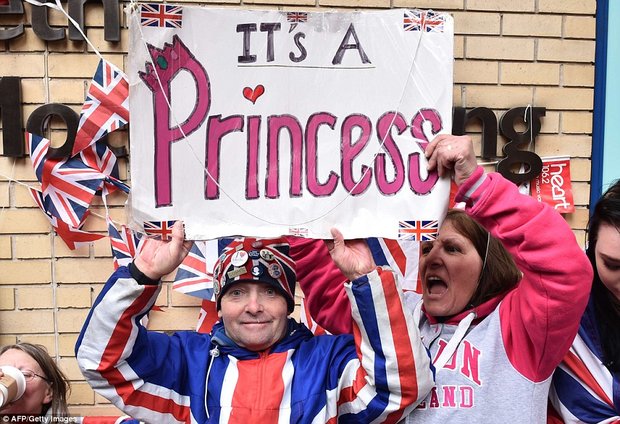 Británie slaví: Kate Middleton porodila královskou princeznu! William je podruhé otcem! - Obrázek 2 Foto: 