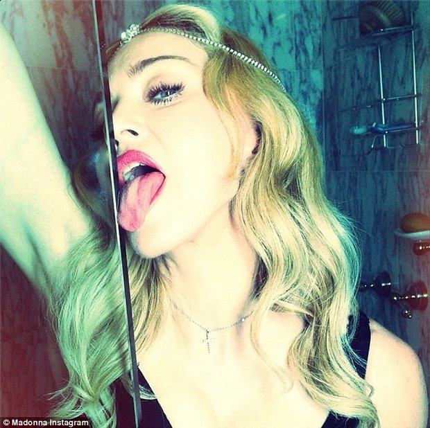 Madonna se snaží o stejnou fotografii... Foto: facebook