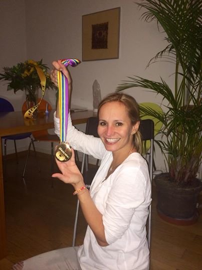 Monika Absolonová si dokonce na hotelu zlatou medaili potěžkala. Foto: Facebook Moniky Absolonové